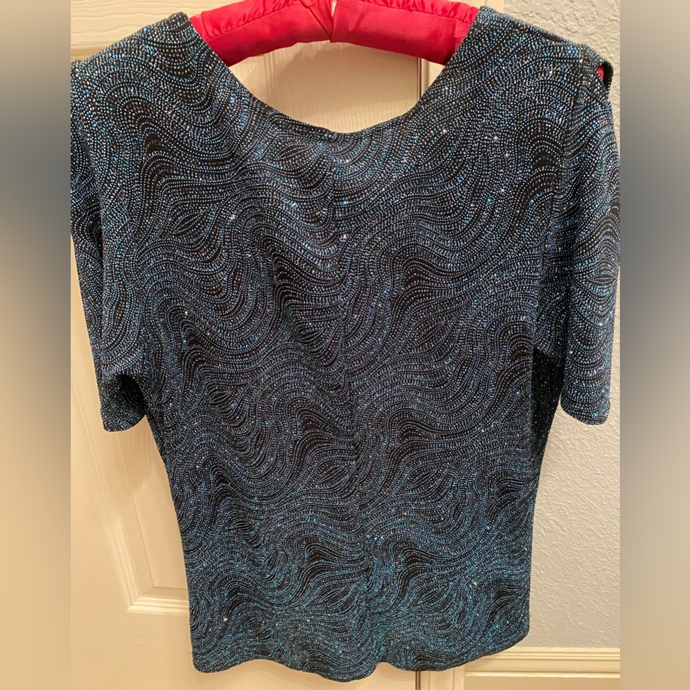 Women’s dress shirt, has some stretch to the fabric. Beautiful for a night out.